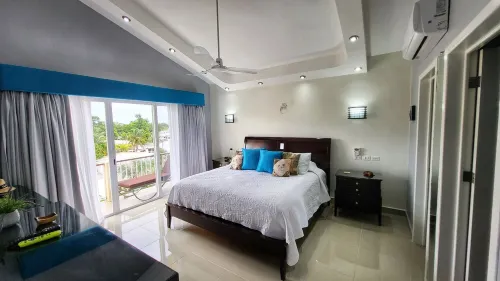 Luxury 3 bedroom Penthouse 1 block from the water