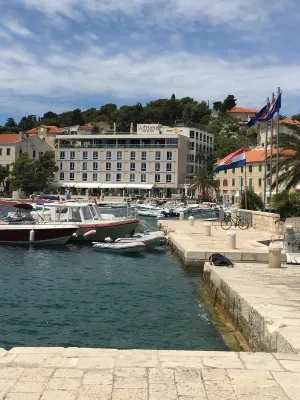 Cozy House: first-row beach, hottub, AC, gasgrill, hearth, W/D, gardens, prkng Hoteles en Gradac