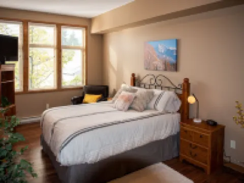 Location Location!! 2bd2ba Condo in the heart of Downtown Invermere! インヴァーミアのホテル