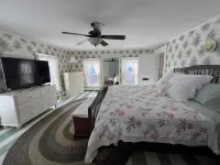 Charming 10+ Bedroom White Mountains Home close to Santa's Village and ski areas Hotels in Jefferson