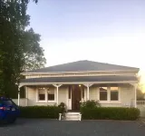 La Rocque Cottage - Pretty, quiet and secluded. Short walk to the Square.