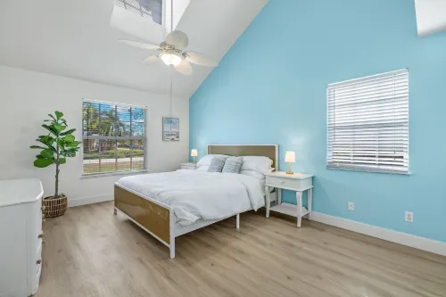 Secluded Backyard w/ Pool & HotTub. Sleeps up to 10. Centrally located. 3bed2b