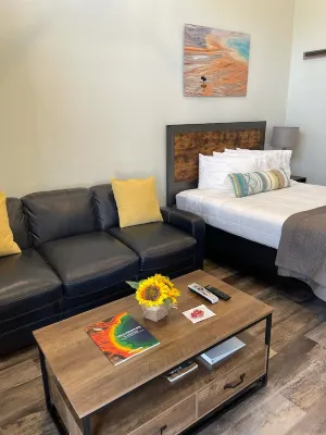 CORRAL VILLAS<br>Deluxe studios in the north entrance to Yellowstone