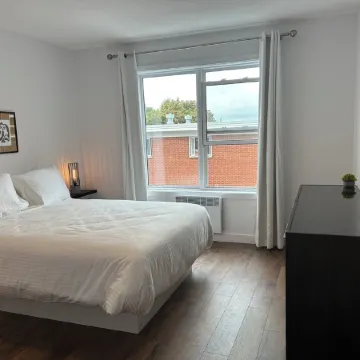 Grandiose!, Ground floor, 3 Bedrooms! Vue Chateau!!! Renovated, Air-conditioned, Free parking