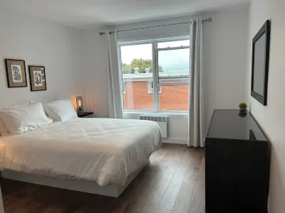 Grandiose!, Ground floor, 3 Bedrooms! Vue Chateau!!! Renovated, Air-conditioned, Free parking Eglise St-Joseph-de-la-Pointe-Levy附近的飯店