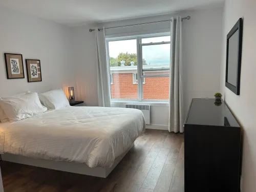 Grandiose!, Ground floor, 3 Bedrooms! Vue Chateau!!! Renovated, Air-conditioned, Free parking