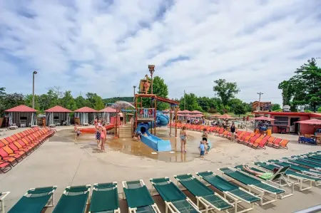 NEW Updated 3BD/3BA Waterparks, Golf, Spa & Dining