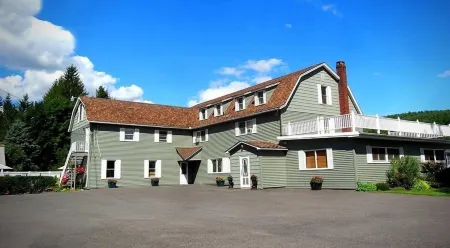 Moore's Motel Отели в г. Конесвилл