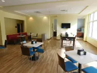 Days Inn & Suites by Wyndham Kearney - Breakfast