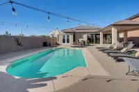 5 Mi to Surprise Stadium: Chic Home w/ Pool - สระว่ายน้ำส่วนตัว
