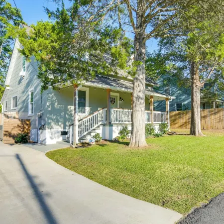 Greenville Escape w/ Deck + Fire Pit!