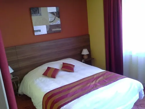 Logis Hotel Restaurant le Cheval Blanc Hotels in Chateau-Renard