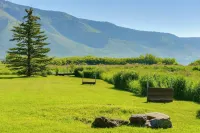 Lakefront Henrys Lake Cabin: w/ Mtn & Lake Views! - Jacuzzi