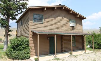 Wapiti Lodge