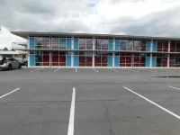 Mother Earth Motor Lodge - parking