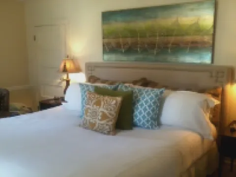 Meadowood Inn Hotels in Middletown