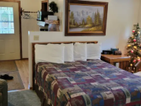 Trickling Waters Retreat Hotels in Mendon
