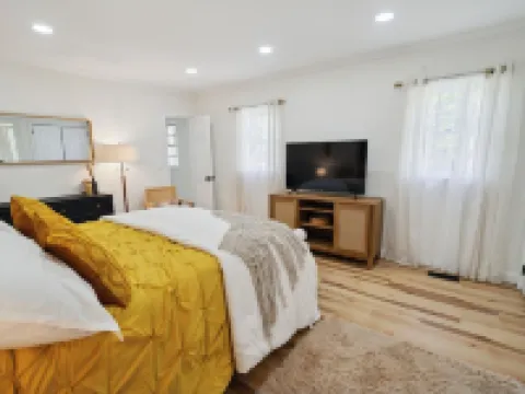 Urban Farmhouse with A Modernism Twist! 4 Bedroom Home by RedAwning Hotels in Moultrie