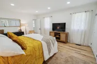 Urban Farmhouse with A Modernism Twist! 4 Bedroom Home by RedAwning