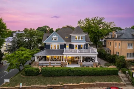 The Historic Berkeley Place Отели рядом с достопримечательностью «Публичная библиотека Стонтон»