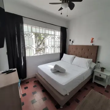 麥德林諾亞精品青年旅舍 恩裡克奧拉亞埃雷拉機場附近的飯店