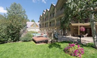 Cloud Nine! Near Chair 7, Top Floor on River + Hot Tub 1 Bedroom Condo by RedAwning