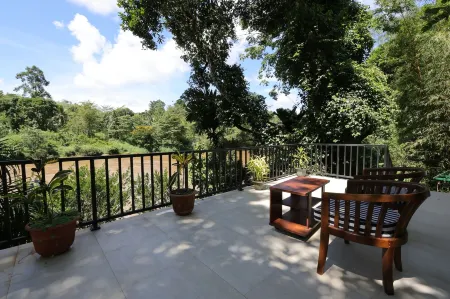 Sinharaja River Lodge Отели рядом с достопримечательностью «Sivali Central College Playground»