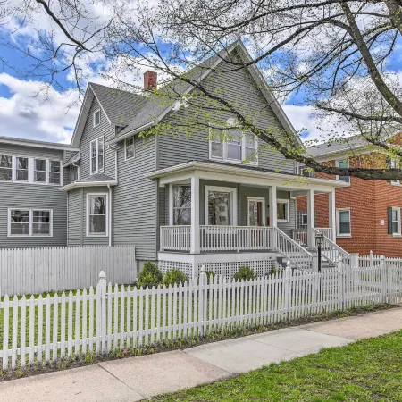 Spacious Oak Park Home, 11 Mi to Downtown Chicago!