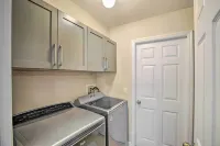 Lanai & Heated Pool: Stunning Cape Coral Getaway - Parkering