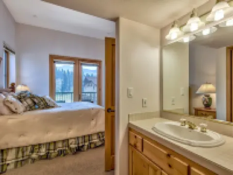 Luxury 2Br + Loft, Lodge at Kirkwood Unbeatable Location 2 Bedroom Condo by RedAwning Hotels in Kirkwood