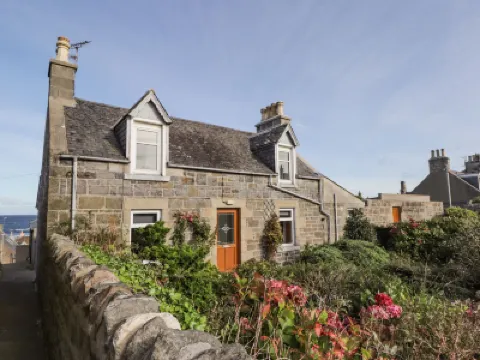 19 Reidhaven Street Hotels near Salmon Howie