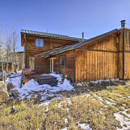 7 Mi to Skiing! Mtn-View Hot Tub Haven in Frisco