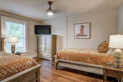 Historic 1880s 2-bedroom Downtown Apartment