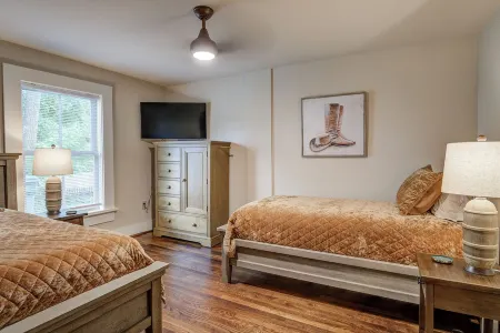 Historic 1880s 2-bedroom Downtown Apartment Отели в г. Бристоль