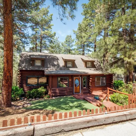 Stunning large Cabin with Hot tub, AC, Pool table, fenced yard
