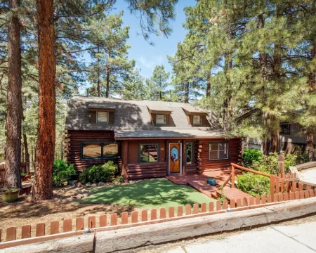 Stunning large Cabin with Hot tub, AC, Pool table, fenced yard 卡馳納山莊酒店