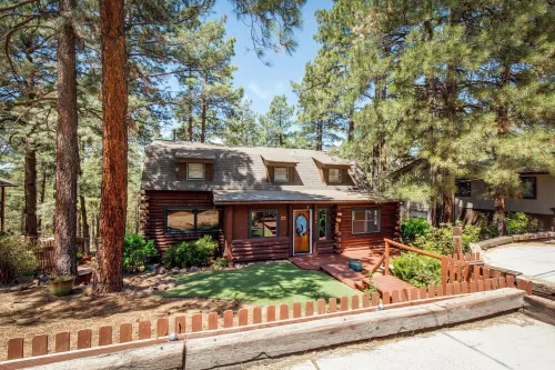 Stunning large Cabin with Hot tub, AC, Pool table, fenced yard