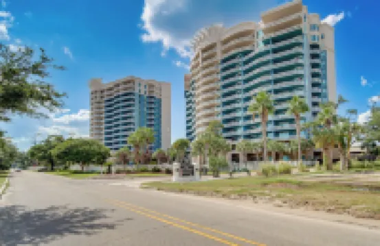 Beachfront Gulfport Vacation Rental w/ Balcony!