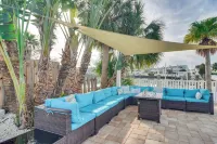 Pool, Swim Dock, Golf Cart! Ultimate Beach Retreat - 駐車場