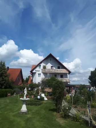 Hotel Pension am Engelsberg Отели в г. Деттельбах