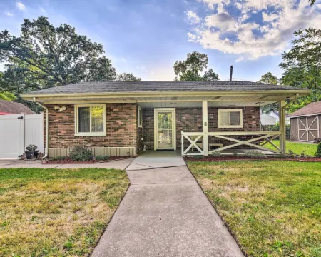 Pet-Friendly Taylor Home w/ Backyard Oasis! Hotels in Taylor