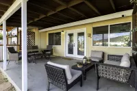 Sky Harbor House - Centrally Located W/Hot Tub 3 Bedroom Home by RedAwning Hotel di Yucca Valley