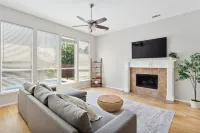 รีทรีทสำหรับครอบครัว: สระว่ายน้ำและแหล่งบันเทิง! บ้าน 4 ห้องนอน โดย เรดอว์นนิ่ง