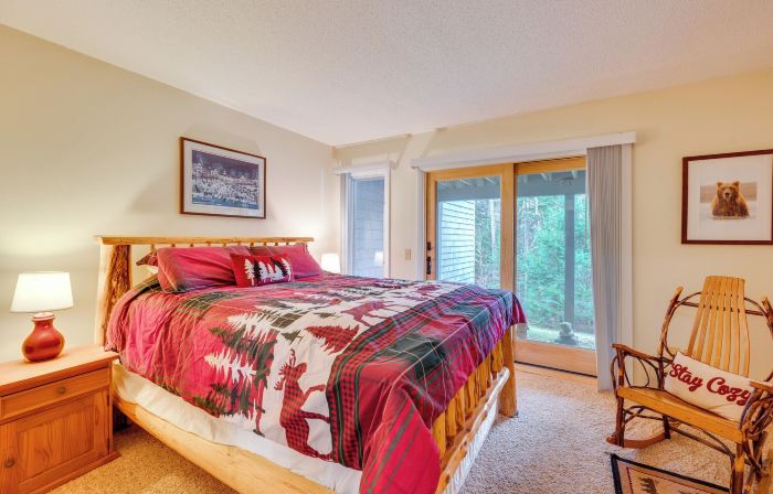 Cozy Bretton Woods Ski-in/Ski-Out Condo w/ Deck!