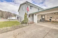 Kooskia Sanctuary w/ Patio, Fire Pit & Grill! - parking