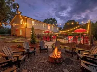 Sleeps 30! Themed Home w/ Pool, Hot Tub, Pond, Pickleball, Putt Putt, Arcades Hotéis em Fallstown