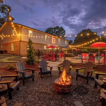 "Enchanted Forest" - Pool, Hot tub, Pond, Pickleball, Basketball, Putt Putt ++++