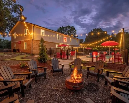 Sleeps 30! Themed Home w/ Pool, Hot Tub, Pond, Pickleball, Putt Putt, Arcades Hotels in Fallstown