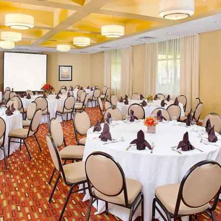 Courtyard Sacramento Midtown Отели рядом с достопримечательностью «Саттерс Форт»