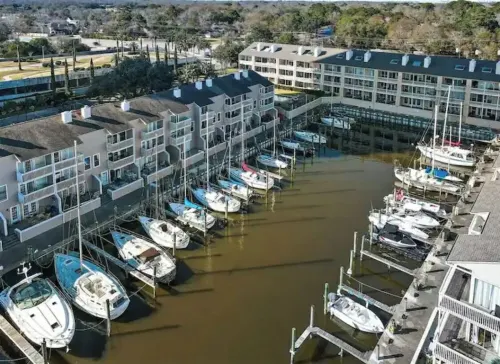 Lovely 2 Bedroom condo with marina view and pool Hotels in Pasadena